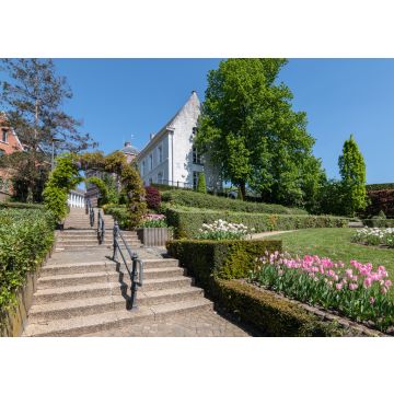 Lais Puzzle - Öffentlicher Park mit Treppe und schön angelegtem Frühlingsgarten auf einem Berg im Dorfzentrum von Heist-op-den-Berg, Provinz Antwerpen, Belgien - 100, 200, 500 & 1.000 Teile
