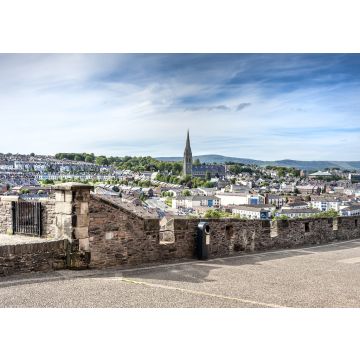Lais Puzzle - Londonderry, Nordirland: Skyline von Derry mit St. Eugene's Cathedral in der Nähe von Free Derry Corner, Stadtmauer, Horizont und blauem Himmel - 100, 200, 500 & 1.000 Teile