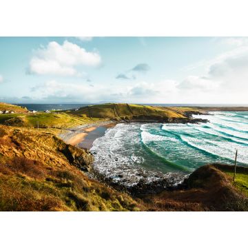 Lais Puzzle - Schöne irische Bucht in Donegal mit türkisfarbenem Wasser und großen Wellen, die an den Strand des kleinen Dorfes Muckross prallen - 1.000 Teile