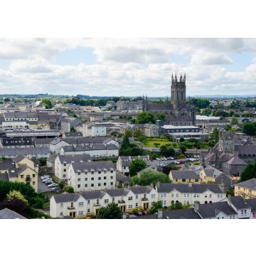 Lais Puzzle - Blick über die Stadt Kilkenny, Irland, vom runden Turm der St Canice's Cathedral mit einer Mischung aus moderner und mittelalterlicher Architektur unter einem bewölkten Himmel und der St Mary's Cathedral, die sich über der Stadt erhebt...