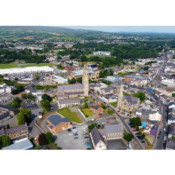 Lais Puzzle - Luftaufnahme der St. Columbas Church of Ireland Sacred Heart Church im Stadtzentrum von Omagh in der nordirischen Grafschaft Tyrone - 100, 200, 500 & 1.000 Teile