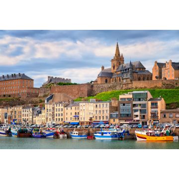 Lais Puzzle - Gotische Kirche auf dem Hügel und Fischerboote in der Hafenstadt Granv, Frankreich - 2.000 Teile