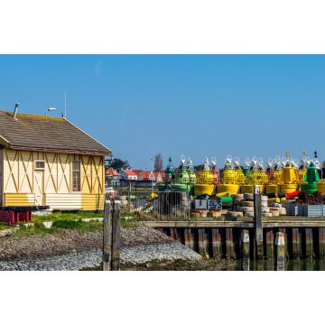 Lais Puzzle - Hafen Terschelling mit Blick auf die gelagerten Bojen - 2.000 Teile