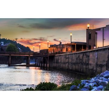 Lais Puzzle - Einheimische genießen einen Abendspaziergang entlang des Autauga Creek in Prattville, Alabama - 2.000 Teile
