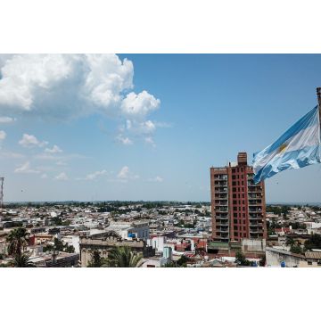 Lais Puzzle - Die argentinische Flagge weht im Wind vor einem blauen Himmel, Victoria City, Entre Rios, Argentinien - 2.000 Teile