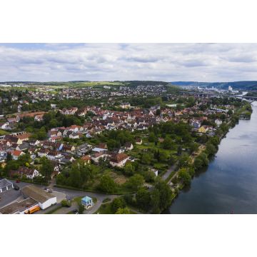 Lais Puzzle - Blick aus der Vogelperspektive auf die Stadt Margetshöchheim und Veitshöchheim in Deutschland an einem sonnigen Tag im Frühling. - 2.000 Teile