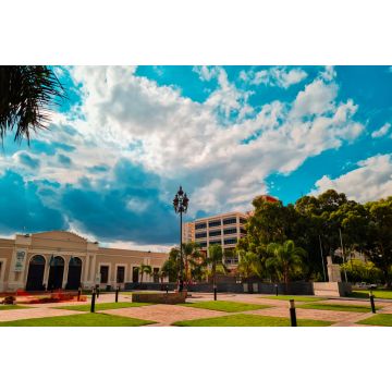 Lais Puzzle - Blick auf das Centro Cultural Estación San Martín. San Juan, Argentinien. - 2.000 Teile