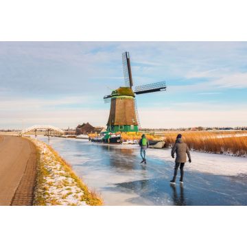 Lais Puzzle - Zwei Eisläufer, die an einem kalten Februartag auf einem zugefrorenen Poldergraben in Opmeer, Niederlande, Schlittschuhlaufen - 2.000 Teile