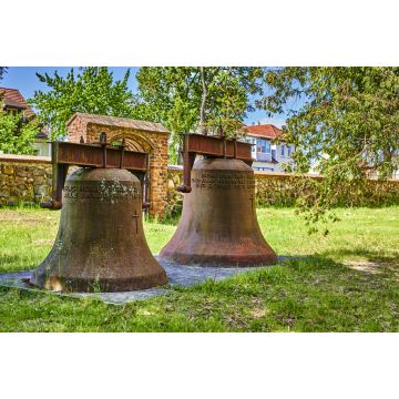 Lais Puzzle - Alte, rostige Kirchenglocke auf einer Wiese in der Landgemeinde Rangsdorf in Deutschland. - 2.000 Teile