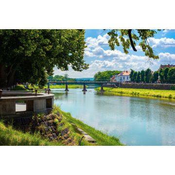 Lais Puzzle - Ufer des Flusses Uzh. wunderschöne Stadtlandschaft im Sommer. Blick aus dem Schatten einer Linde Äste. Brücke in der Ferne. Uzhgorod ist eine sehr grüne Stadt. Obwohl auf den ersten Blick nicht viele Parks, aber sie besetzen einen...