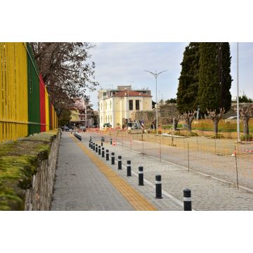 Lais Puzzle - bunte Eisen neben den Ruinen der byzantinischen Mauer in Komotini, Griechenland - 2.000 Teile