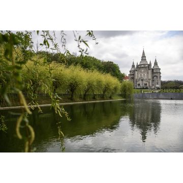 Lais Puzzle - Das Haus des Gebets, eine der größten Baptistenkirchen in Europa. Winnyzja, Ukraine. Haus des Evangeliums. Sie wurde 1996 eröffnet und ist eine der größten Baptistenkirchen in Europa - 2.000 Teile