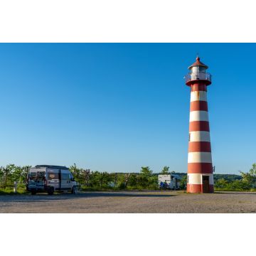 Lais Puzzle - graues Wohnmobil neben einem rot-weißen Leuchtturm an der dänischen Küste unter wolkenlosem blauem Himmel geparkt - 2.000 Teile