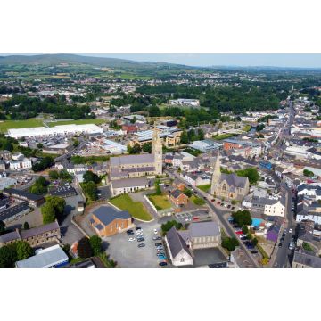 Lais Puzzle - Luftaufnahme der St. Columbas Church of Ireland Sacred Heart Church im Stadtzentrum von Omagh in der nordirischen Grafschaft Tyrone - 2.000 Teile