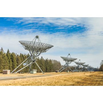 Lais Puzzle - Das Westerbork Synthesis Radio Telescope besteht aus 14 Parabolantennen mit einer Gesamtlänge von 2,7 km im Wald bei Westerbork in der niederländischen Provinz Drenthe - 2.000 Teile