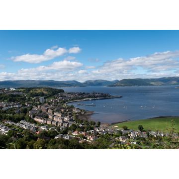 Lais Puzzle - Landschaftliche Ansicht der Stadt und des Hafens von Gourock in Inverclyde in Schottland. Blauer Himmel, sonniger Tag in der Umgebung von Greenock - 2.000 Teile