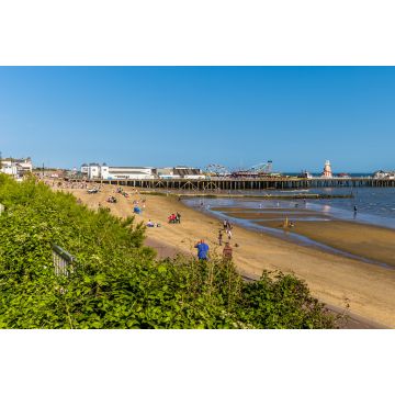Lais Puzzle - Ein Blick von der Klippenspitze entlang des Strandes in Clacton on Sea, England - 2.000 Teile