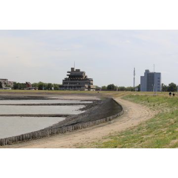 Lais Puzzle - Das architektonische Rathaus von Terneuzen in Zeeland, Niederlande und davor ein Boulevard, Pier und das Westerschelde Meer im Frühling - 2.000 Teile