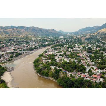 Lais Puzzle - Hängebrücke, die über einen von viel Vegetation umgebenen Fluss führt, in Honda, Tolima / Kolumbien - 2.000 Teile