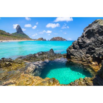 Lais Puzzle - Schöner Blick auf Conceicao und die mittleren Strände mit dem Gipfelberg (Morro do Pico) im Hintergrund, Insel Fernando de Noronha - Brasilien - 2.000 Teile