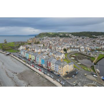 Lais Puzzle - Bunte Häuser an der südlichen Strandpromenade, Aberystwyth, Ceredigion, Wales, Großbritannien. Atemberaubende Küstenaussichten dieser Küstenstadt an einem bewölkten Tag - 2.000 Teile