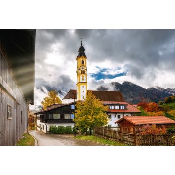 Lais Puzzle - Das Bergstädtchen Pfronten mit dramatischem Himmel und erstaunlichem Sonnenlicht an einem goldenen Herbsttag - 2.000 Teile