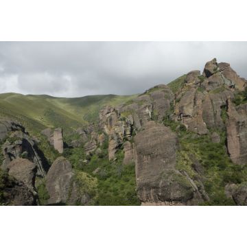 Lais Puzzle - Jurassische Landschaft. Panoramablick auf die Berge, den grünen Wald und die Felsformationen Los Terrones in Cordoba, Argentinien - 2.000 Teile