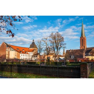 Lais Puzzle - Moerser Grafenschloß mit Kirchturm der benachbarten Kirche St. Josef - 2.000 Teile