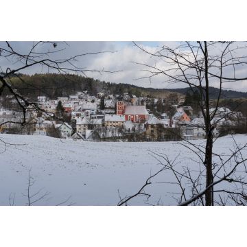 Lais Puzzle - Blick auf das Städtchen Etzelwang in Bayern mit schneebedeckten Dächern und Kirche im Winter - 2.000 Teile