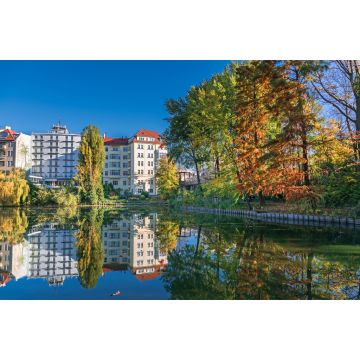 Lais Puzzle - Park am Ufer des Lietzen-Sees mit sich im Wasser spiegelnden Gebäuden in Berlin, Deutschland - 2.000 Teile