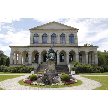 Lais Puzzle - Denkmal von König Ludwig I. von Bayern. Vorderansicht des Kursaal-Gebäudes in Bad Brückenau. Bayern, Deutschland, Europa - 2.000 Teile