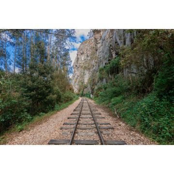 Lais Puzzle - Alte Eisenbahn mit felsigen Bergen und Steinmauern an einem sonnigen Tag in Suesca, Cundinamarca - Kolumbien - 2.000 Teile