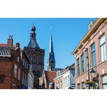 Lais Puzzle - Das Zentrum von Culemborg mit den Häusern am Varkensmarkt (Schweinemarkt), dem Turm des Binnenpoort (Stadttor) und dem Turm der St. Barbara Kirche an einem sonnigen Nachmittag. Gelderland, Die Niederlande - 2.000 Teile