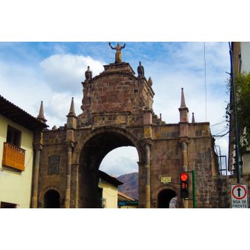 Lais Puzzle - Der Arco de Santa Clara ist ein Triumphbogen, der an einem der Punkte der Plaza San Francisco im historischen Zentrum der Stadt Cusco errichtet wurde. Er gilt als der schönste Triumphbogen in Peru - 2.000 Teile