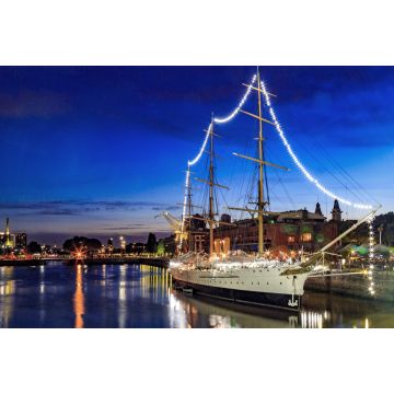Lais Puzzle - Altes Segelboot im Hafen, mit Lichtern der Stadt und Wasserreflexionen, in der Dämmerung. Puerto Madero, Buenos Aires, Argentinien - 2.000 Teile