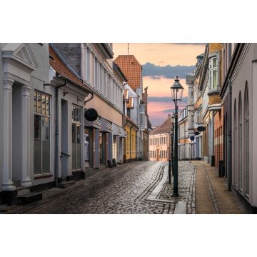 Lais Puzzle - Eine schöne bunte Straße bei Sonnenuntergang in Viborg, Dänemark. Schöne Stadt Straße in Dänemark. Dänemark Stadtbild in der Abenddämmerung. Skandinavische Straße bei Sonnenuntergang. Viborg ist eine der ältesten Städte Dänemarks - 2.000...