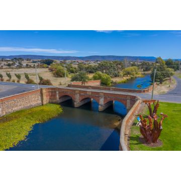 Lais Puzzle - Luftaufnahme der roten Brücke in der Stadt Campbell in Tasmanien, Australien - 2.000 Teile