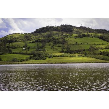 Lais Puzzle - Landschaft der ländlichen Gebiete und eines Sees in Pomacochas, Peru - 2.000 Teile