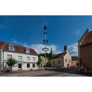 Lais Puzzle - Bad Abbach, Marktplatz, Kirche und Maibaum mit blauem Himmel - 2.000 Teile