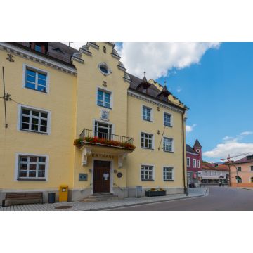 Lais Puzzle - Rathaus in Wörth an der Donau in Bayern bei Regensburg im Sommer bei blauem Himmel - 2.000 Teile