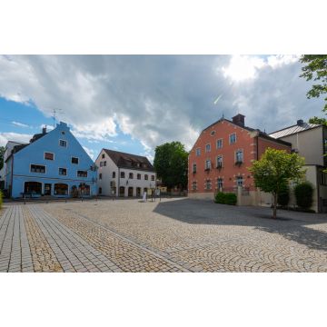 Lais Puzzle - Au in der Hallertau in Oberbayern, Marktplatz mit Rathaus im Sommer - 2.000 Teile