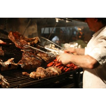 Lais Puzzle - Argentinischer Chefkoch beim Kochen von Fleisch im Restaurant - 2.000 Teile