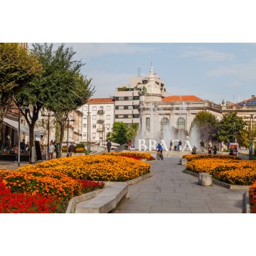 Lais Puzzle - Braga, Portugal: Blick auf die Straße Liberdade pedestran und die Praca de la Republica mit dem BRAGA-Schild in Braga, Portugal - 2.000 Teile