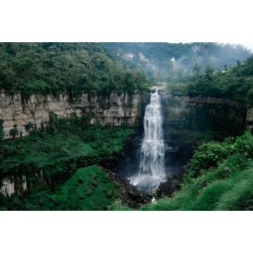 Lais Puzzle - Salto del Tequendama - ein Wasserfall am Fluss Bogotá in Kolumbien. Schöner kaskadenförmiger, sehr langer Wasserfall in der Schlucht - 2.000 Teile