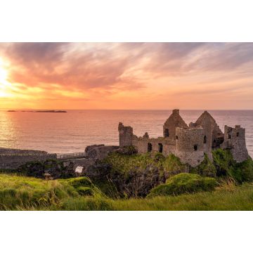 Lais Puzzle - Ruine des mittelalterlichen Dunluce Castle auf der Klippe bei herrlichem Sonnenuntergang, Wild Atlantic Way, Bushmills, County Antrim, Nordirland - 2.000 Teile