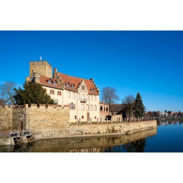 Lais Puzzle - Die historische Wasserburg in Flechtingen von einem Wanderweg aus gesehen - 2.000 Teile