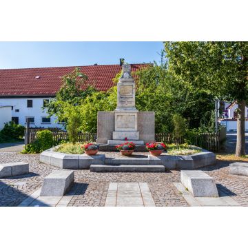 Lais Puzzle - Stadt Germering, Landkreis Fürstenfeldbruck, Oberbayern, Deutschland: Panorama des Ehrendenkmals - 2.000 Teile