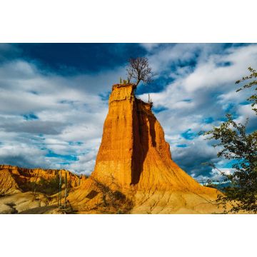 Lais Puzzle - Hohe Felsen in der Tatacoa-Wüste, Kolumbien unter dem bewölkten Himmel - 2.000 Teile