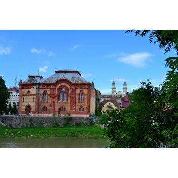 Lais Puzzle - Bau der alten Synagoge am Ufer des Flusses und des Glockenturms der Heilig-Kreuz-Kathedrale, Uzhgorod, UkraineSzabolcs im neo-maurischen Stil und 1904 eröffnet. - 2.000 Teile