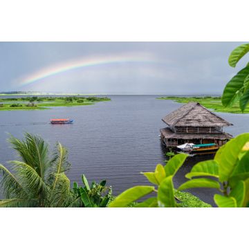 Lais Puzzle - Blick auf den Nebenfluss des Amazonas in Iquitos, Peru. Ein Regenbogen über dem Fluss und ein wunderschönes Gebäude, das auf dem Wasser schwimmt - 2.000 Teile